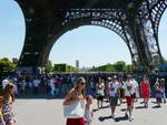 Eiffelturm Menschen warten auf den Aufzug am Eiffelturm.